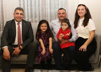 Vali Aslan küçük kızın isteğini kırmadı