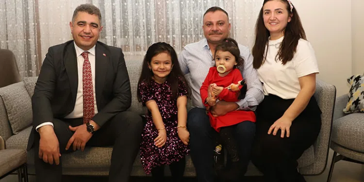 Vali Aslan küçük kızın isteğini kırmadı