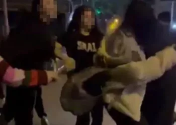 Kız öğrenciler kavga etti, arkadaşları izledi