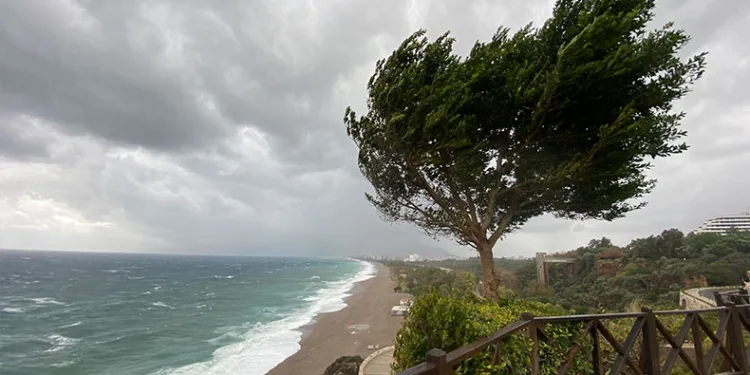 Antalya’da şiddetli fırtına ve yağmur