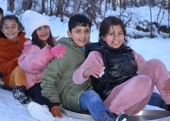 Çocuklar leğenle kaymanın keyfini çıkardı