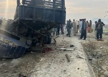 Pakistan’da polis aracına bombalı saldırı