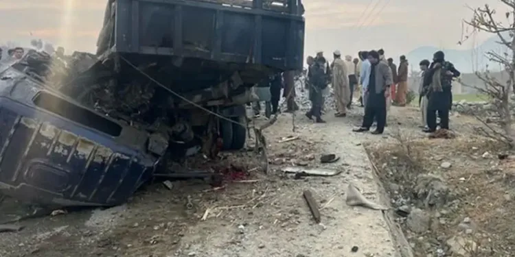 Pakistan’da polis aracına bombalı saldırı
