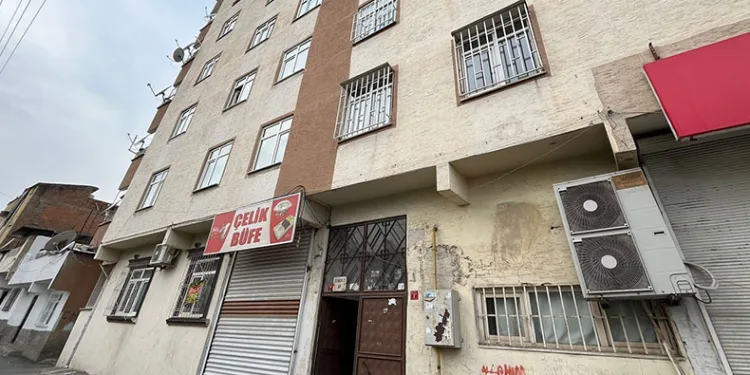 2 çocuk annesi evde bıçaklanmış halde ölü bulundu