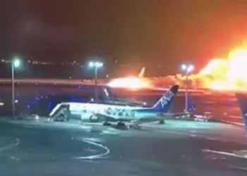 Tokyo’da Havalimanı’nda uçak alev aldı