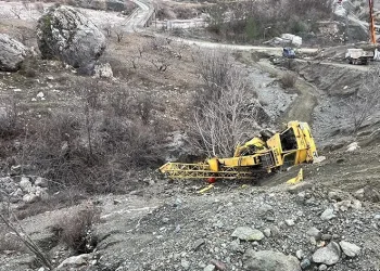 Freni boşalan vinç şarampole devrildi