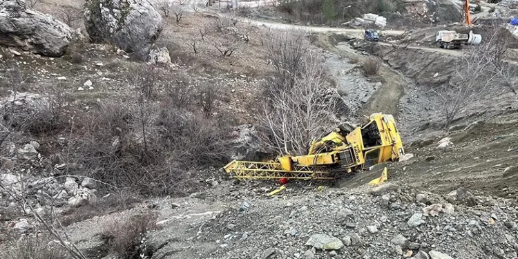 Freni boşalan vinç şarampole devrildi