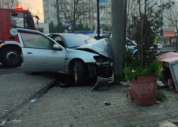 Önce simit arabasına sonra direğe çarptı