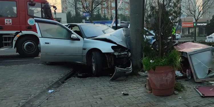 Önce simit arabasına sonra direğe çarptı
