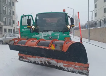 Kars’ta yol ve kaldırımların karı temizleniyor