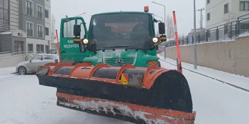 Kars’ta yol ve kaldırımların karı temizleniyor