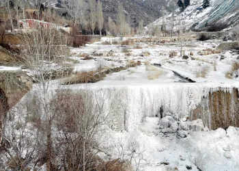 Erzincan’da dereler buz tuttu