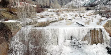 Erzincan’da dereler buz tuttu