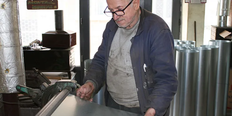 Yarım asırdan fazla soba tamirciliği yapıyor