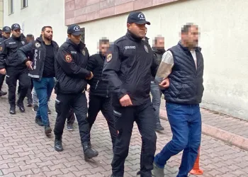 PÖH destekli operasyonda yakalanan zehir tacirleri adliyede