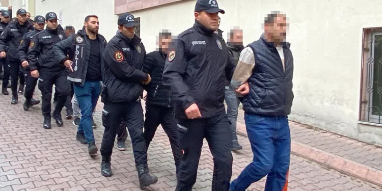 PÖH destekli operasyonda yakalanan zehir tacirleri adliyede