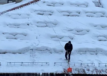 Bitlis’te yürekleri ağızlara getiren çatı temizliği