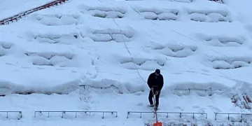 Bitlis’te yürekleri ağızlara getiren çatı temizliği