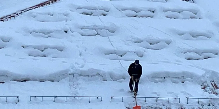 Bitlis’te yürekleri ağızlara getiren çatı temizliği