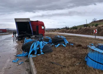 Çorum’da çelik halat yüklü tır orta refüje çıktı