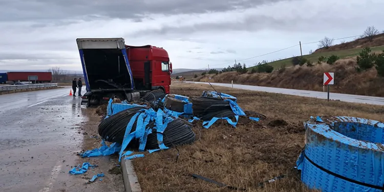 Çorum’da çelik halat yüklü tır orta refüje çıktı