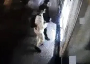 Bıçak zoruyla bankamatikten para çektirdiler