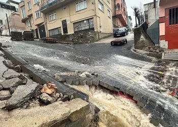 Bursa’da yağış sonrası yollar dereye döndü, evleri su bastı