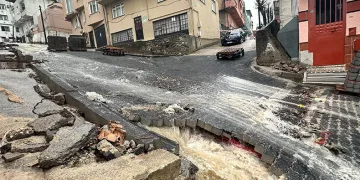 Bursa’da yağış sonrası yollar dereye döndü, evleri su bastı