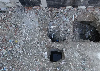 Enkaz binanın temelinde obruk oluştu