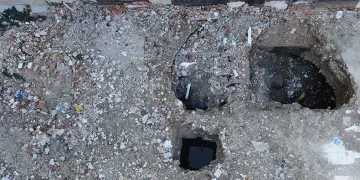 Enkaz binanın temelinde obruk oluştu