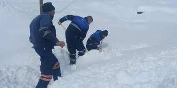 Belediye ekibinin zorlu karla mücadelesi