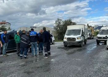 Kamyonet ile hafif ticari araç çarpıştı