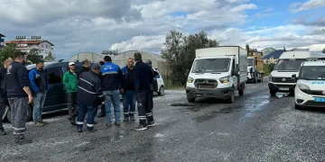 Kamyonet ile hafif ticari araç çarpıştı
