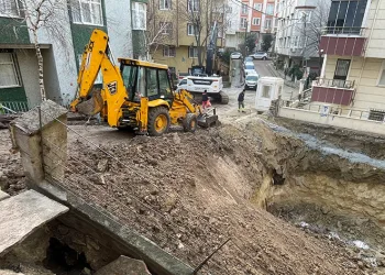 Avcılar’da 4 katlı bir binanın istinat duvarı çöktü