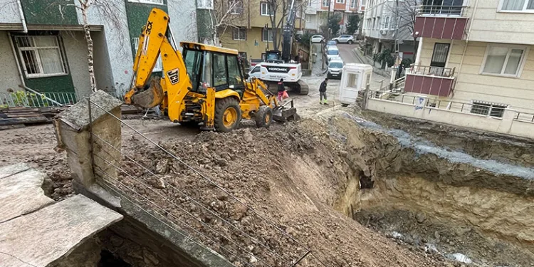 Avcılar’da 4 katlı bir binanın istinat duvarı çöktü
