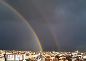 Gökkuşağı kartpostallık görüntü oluşturdu