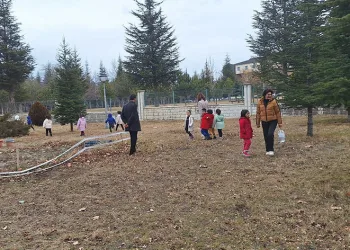 Minik öğrenciler sokak hayvanlarına mama bıraktı