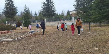 Minik öğrenciler sokak hayvanlarına mama bıraktı