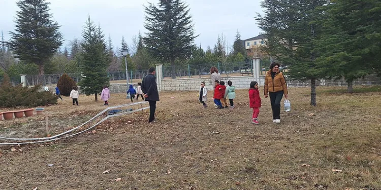 Minik öğrenciler sokak hayvanlarına mama bıraktı