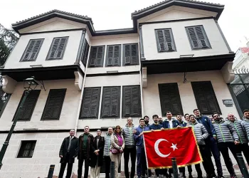 Tofaş Basketbol Takımı, Atatürk’ün evini ziyaret etti