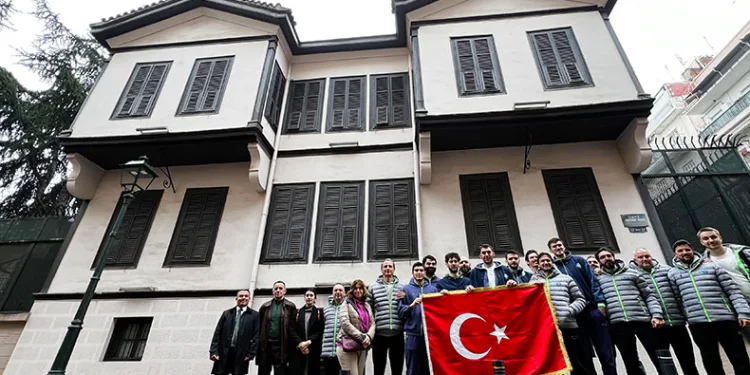 Tofaş Basketbol Takımı, Atatürk’ün evini ziyaret etti