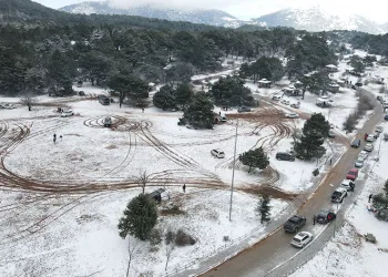 İzmirliler Manisa’nın Spil Dağına akın etti