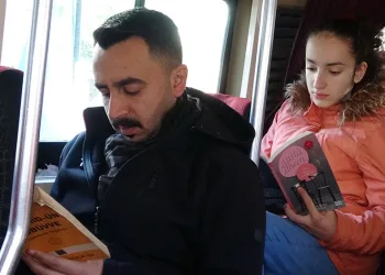 Yolcular için minibüsüne kitaplık yaptı