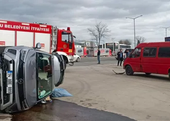 Minibüsle çarpışan otomobil yan yattı