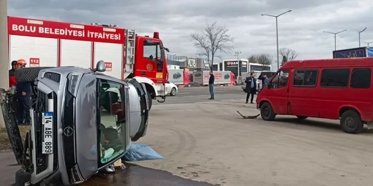 Minibüsle çarpışan otomobil yan yattı