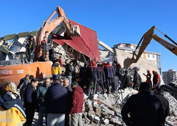 Enkaz altında kalan operatör toprağa verildi