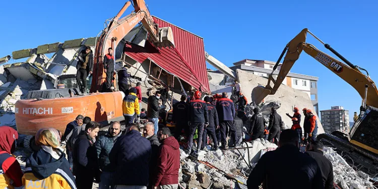 Enkaz altında kalan operatör toprağa verildi