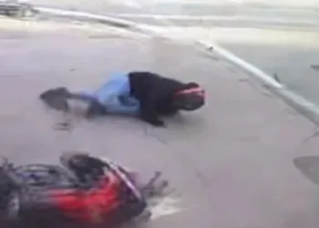 Motosiklet sürücüsünün metrelerce sürüklendi