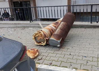Kuvvetli rüzgar çatıları uçurdu