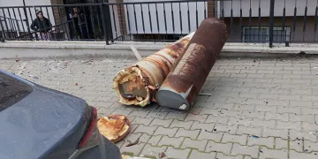 Kuvvetli rüzgar çatıları uçurdu